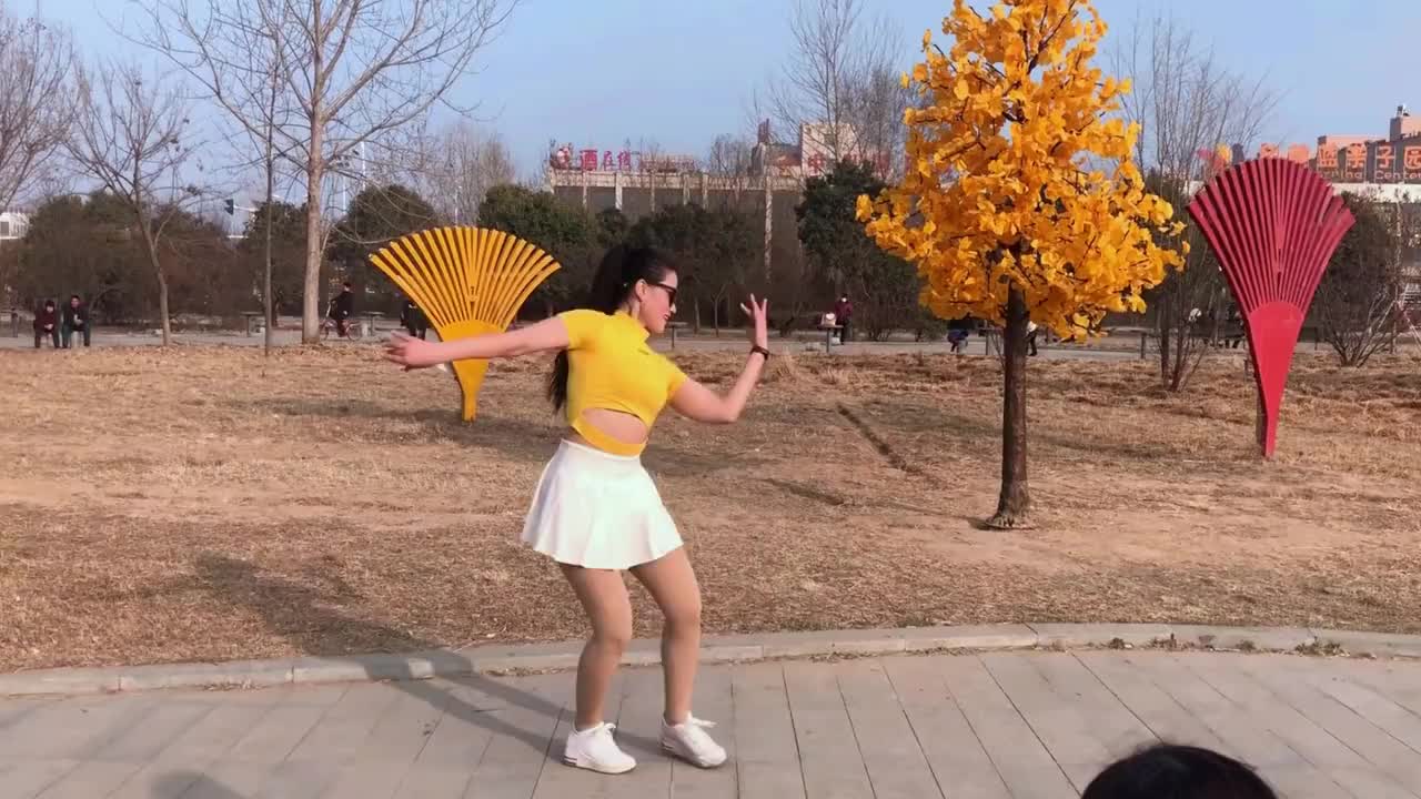 这谁家小媳妇真不让人省心出来跳舞让这么多男的看日子还能过