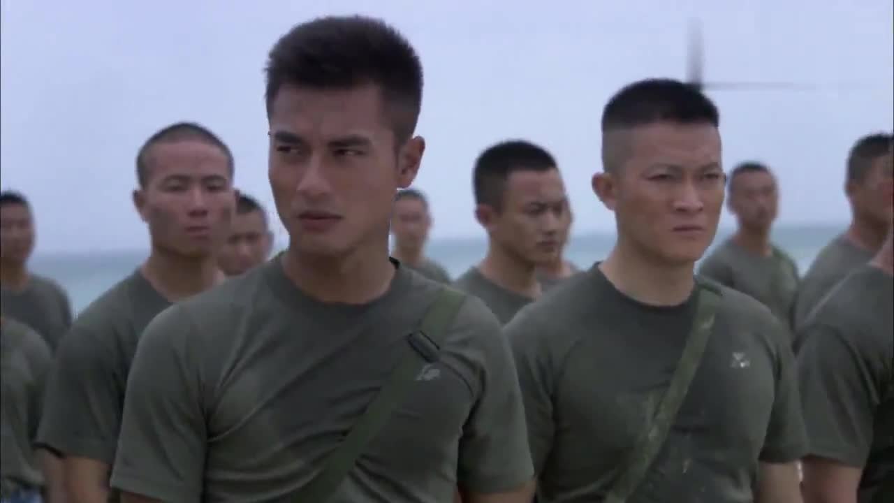 火蓝刀锋:鲁炎因腿伤想退出,蒋小鱼及时制止,并且开导鲁炎