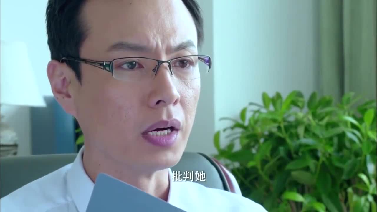 产科男医生钱小小让董思贤别不知好歹姐姐责怪他不留自己