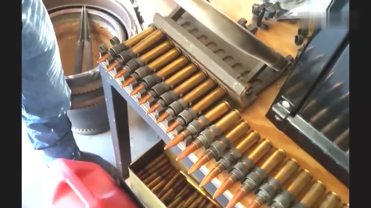 看看重机枪12.7毫米大口径弹链