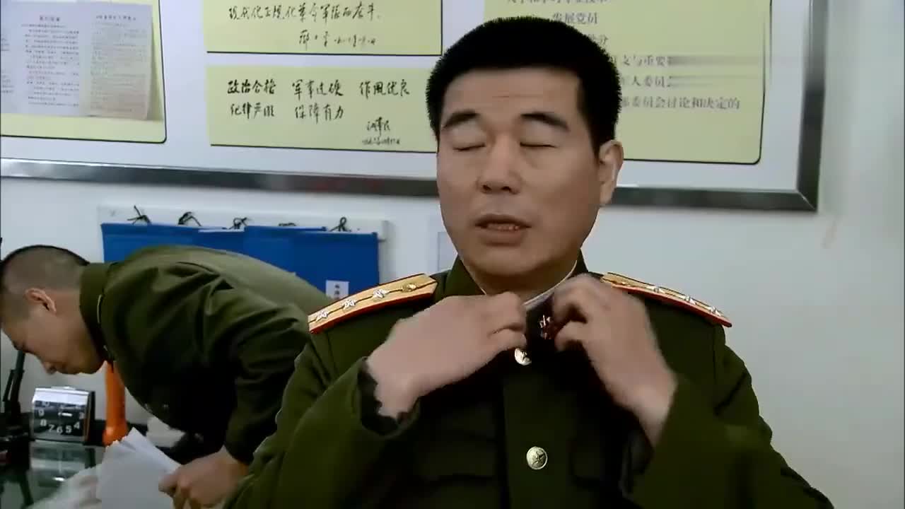 我是特种兵苗连炫耀自己的狼牙徽章却遭嘲讽分明是狗头