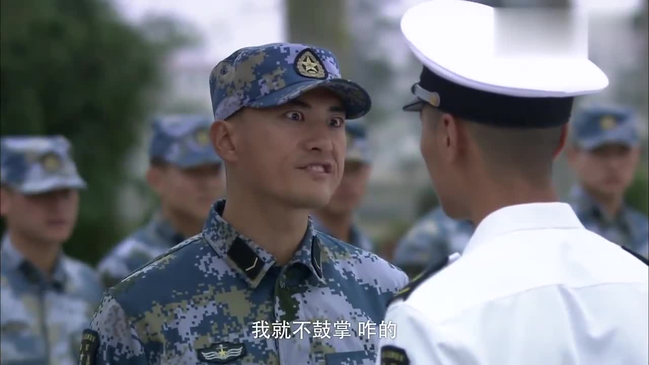 火蓝刀锋:张冲和老兵比试,人家让他两招,他被打得满地找牙