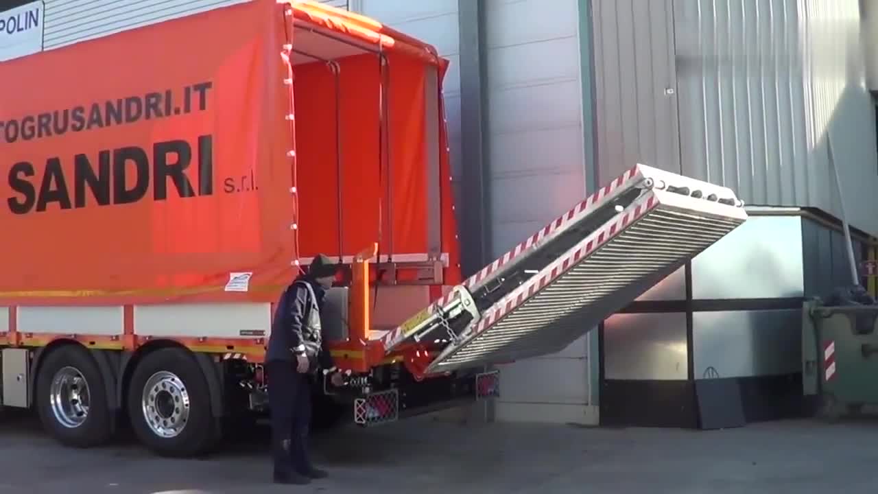 厢式货车的车厢还可以伸缩,实用又方便