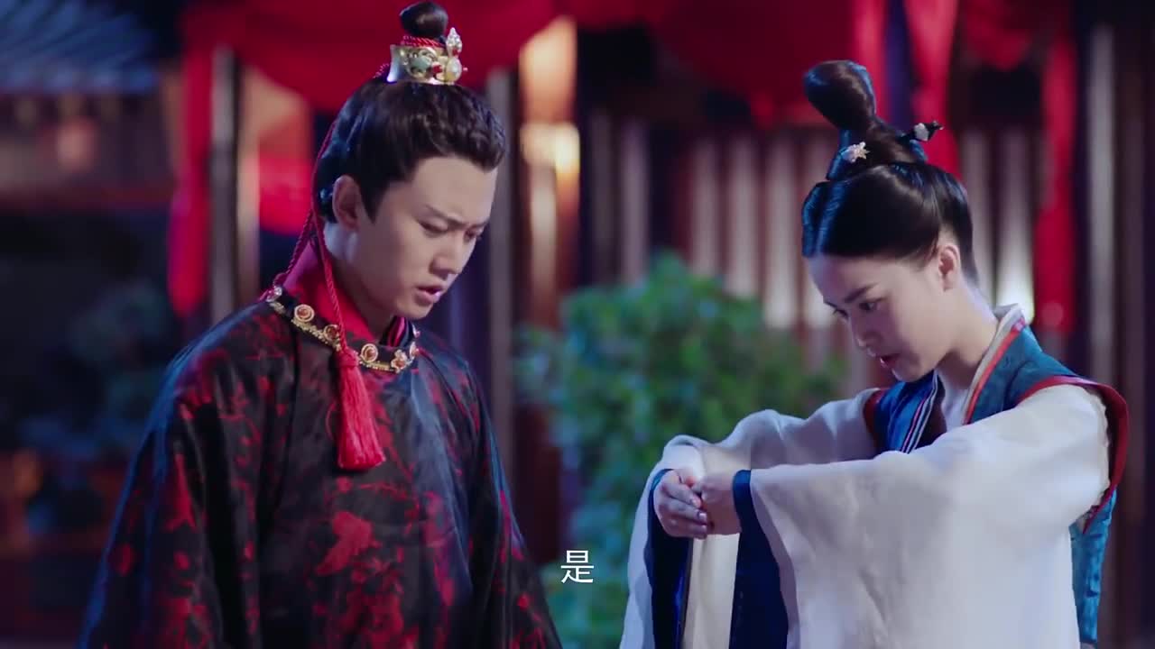 李俶发觉他喝的酒被动过手脚,崔彩屏为了今夜良宵,真是准备十足