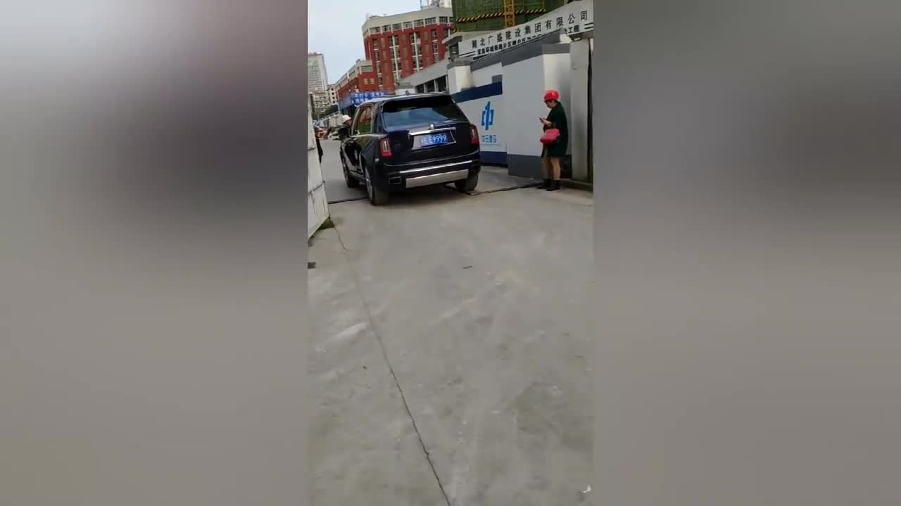 这就是差距老板的劳斯莱斯库里南在工地我们苦力男也在工地