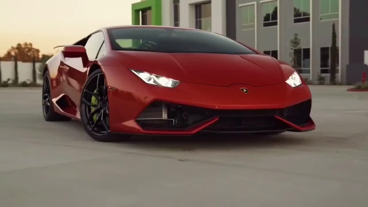 奔跑在路上的红颜色兰博基尼小牛看着太帅了