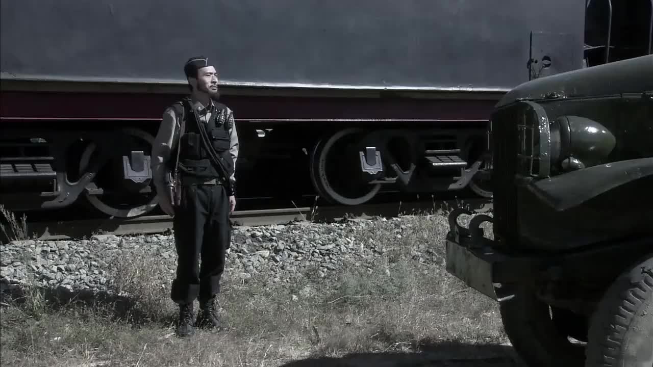 飞虎神鹰燕双鹰杀劫火车的土匪还捎带这救了一位美女