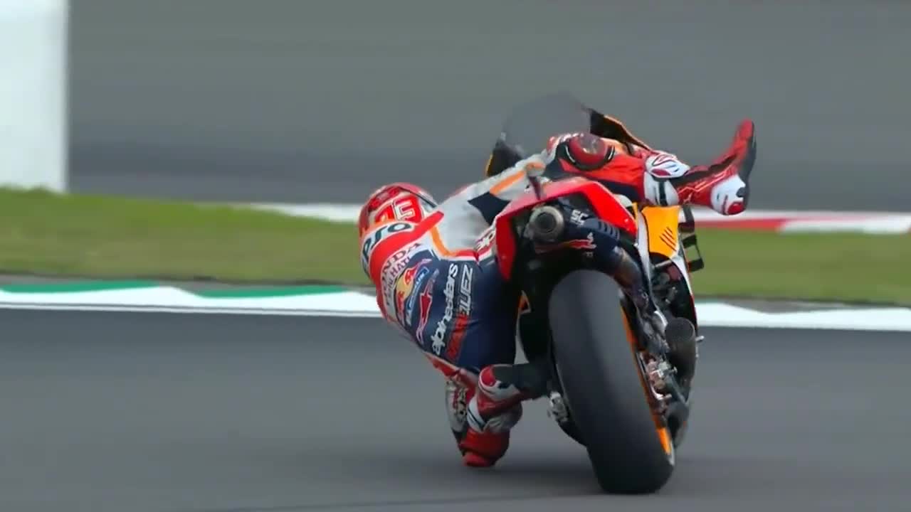 看看马奎斯在面对摔车时是如何自救的这协调性也忒好了