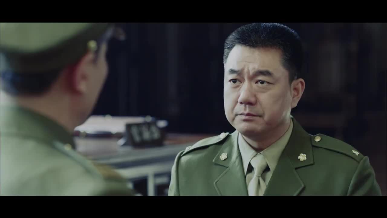 北平无战事面对侯俊堂的抗议曾可达很愤怒当众摘下他的军帽