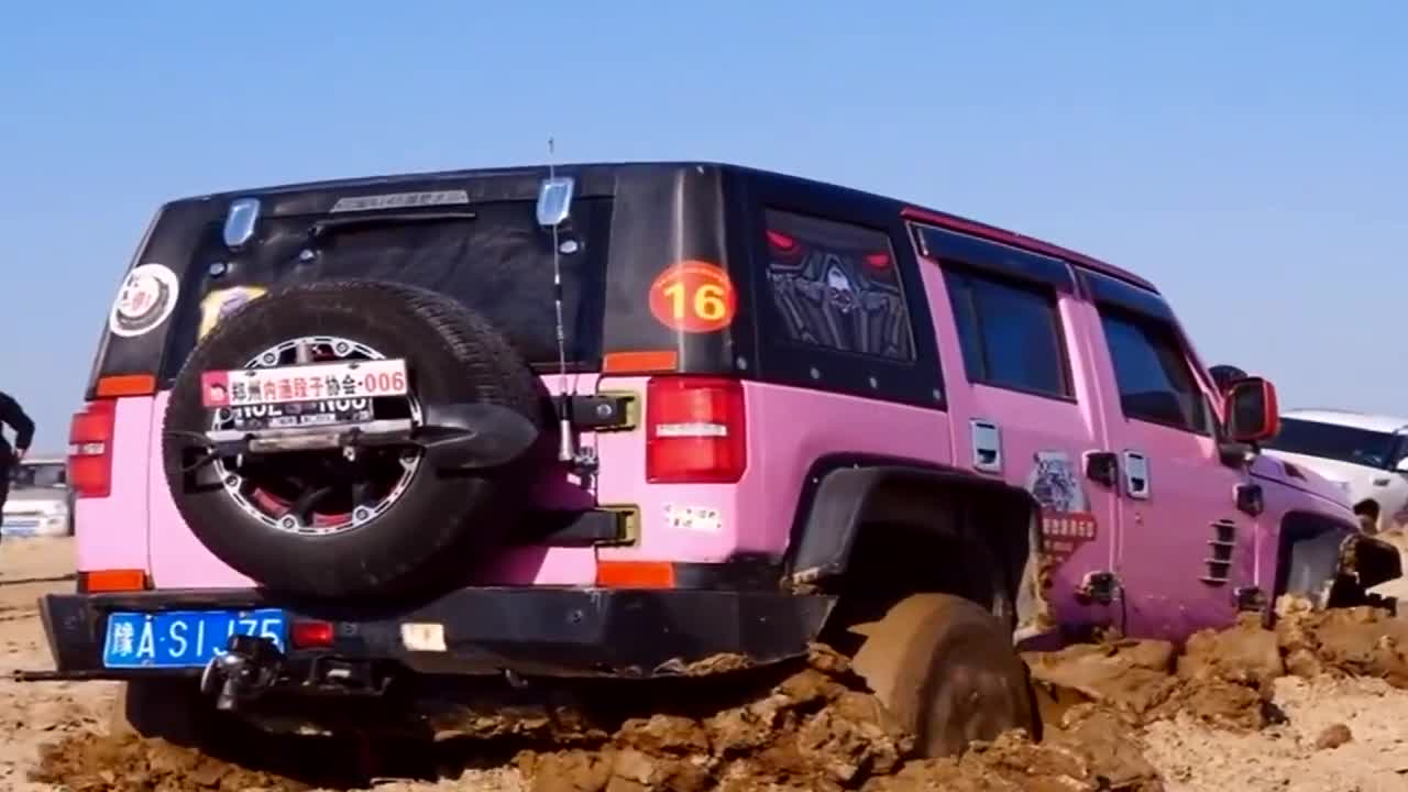 粉色牧马人被陷泥潭挣扎了很久只能等救援了