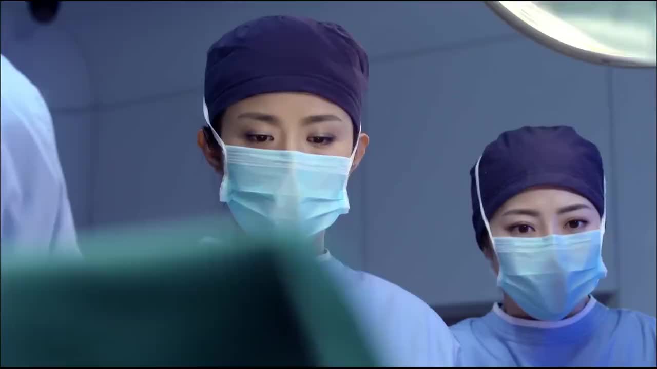 产科医生婴儿一哭啼植物人妈妈的手动了医生感动流泪