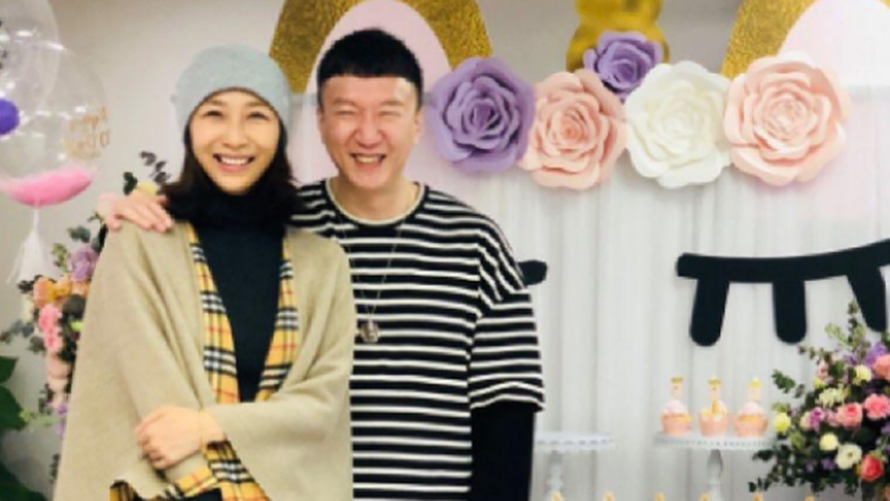 孙红雷携妻国外游玩主动背包，王骏迪比老公还高，俩人穿着引热议|孙红雷|明星|娱乐资讯_新浪新闻