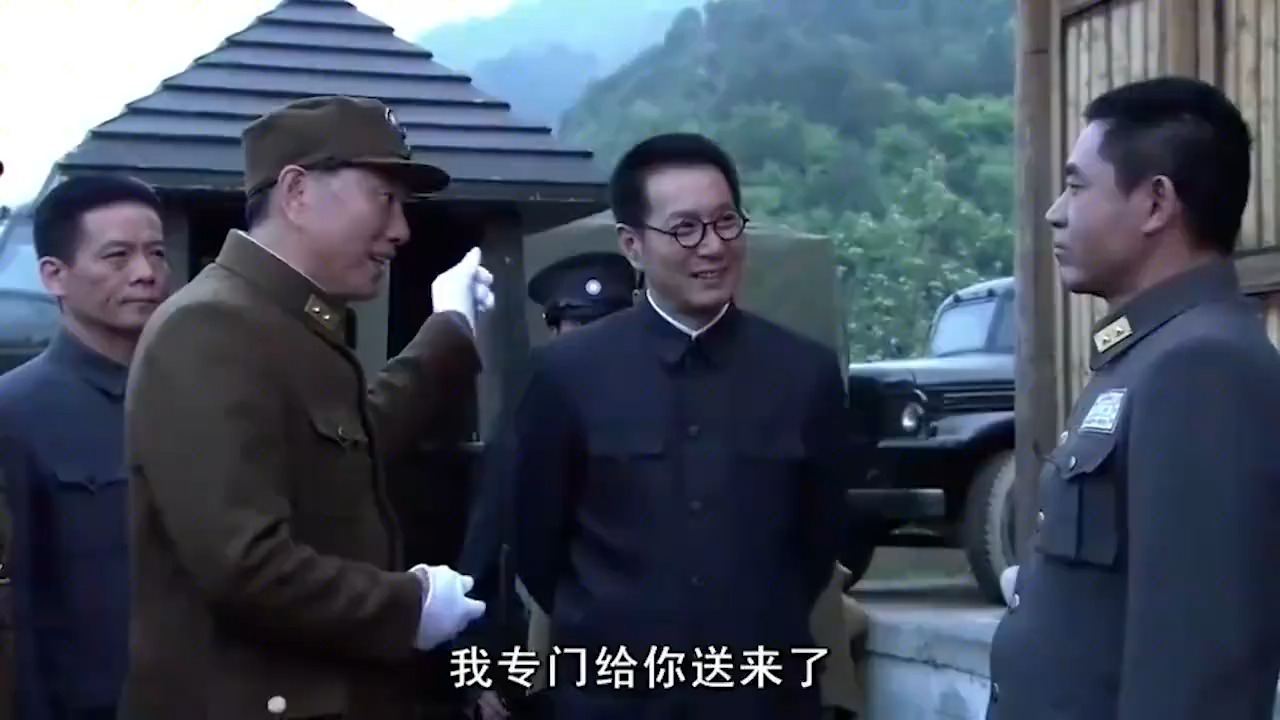 战地黄花：薛岳来开军事会议，师长让姨太太站岗，这可把他气坏了