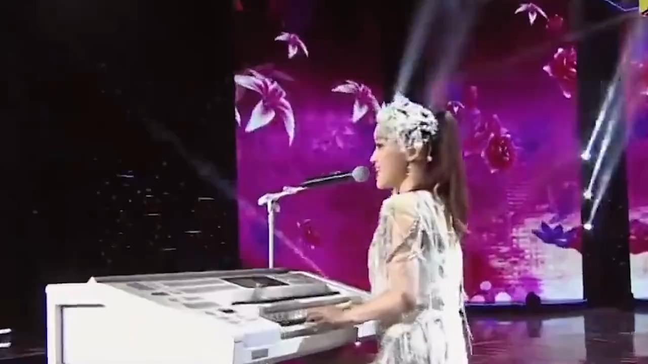 童年回忆！王小玮双排键弹奏《西游记》主题曲，声音一出太震撼了