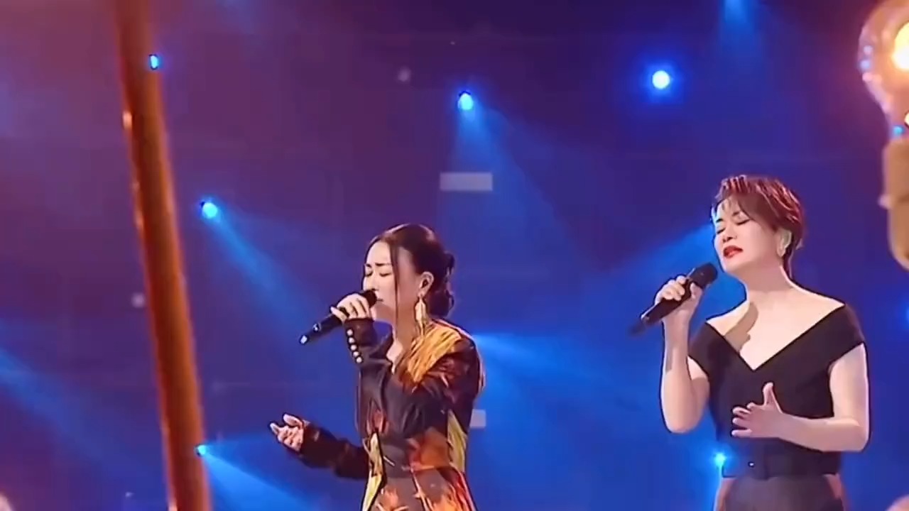 谷建芬音乐会，那英和师姐毛阿敏合唱《烛光里的妈妈》，太感人了