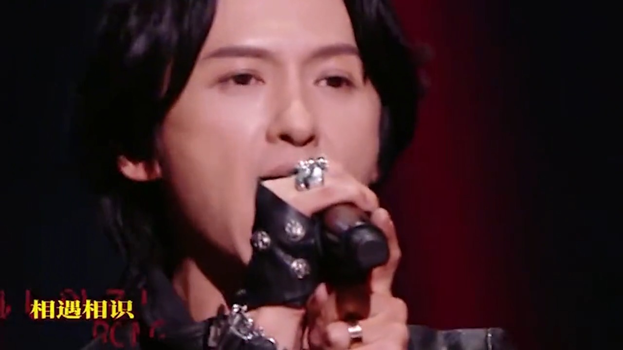 千万别让张碧晨玩摇滚！她一开口简直惊为天人，萧敬腾秒变迷弟！