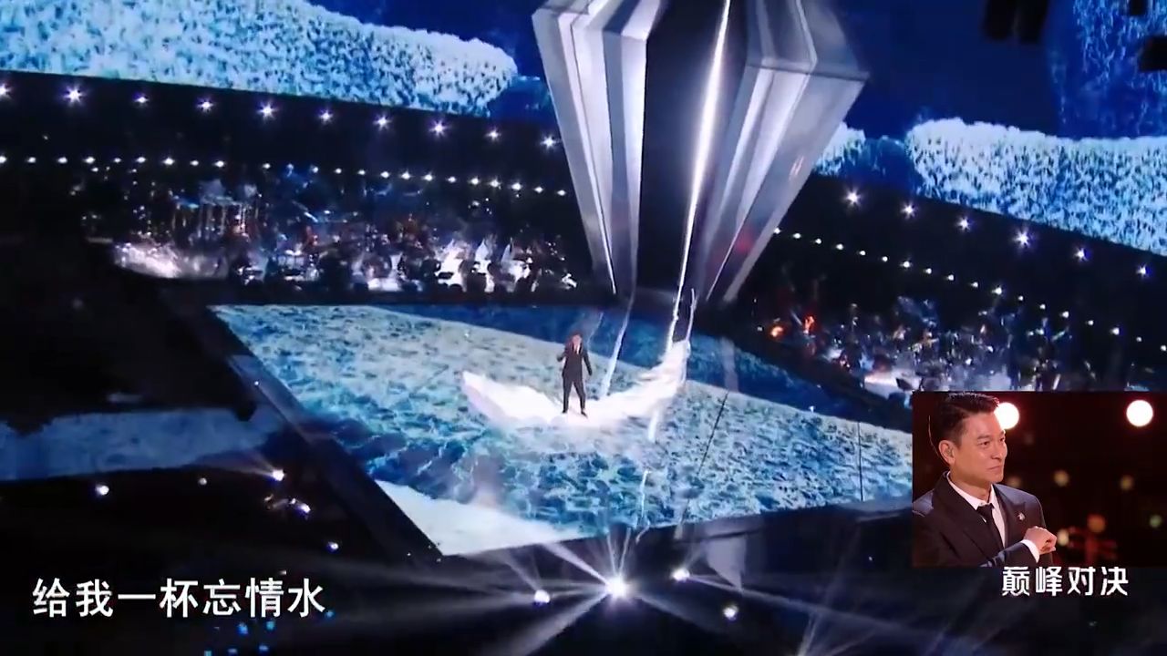 “顶级歌手”冒充学员参赛！竟没有一人转身，亮相后全体起立致敬