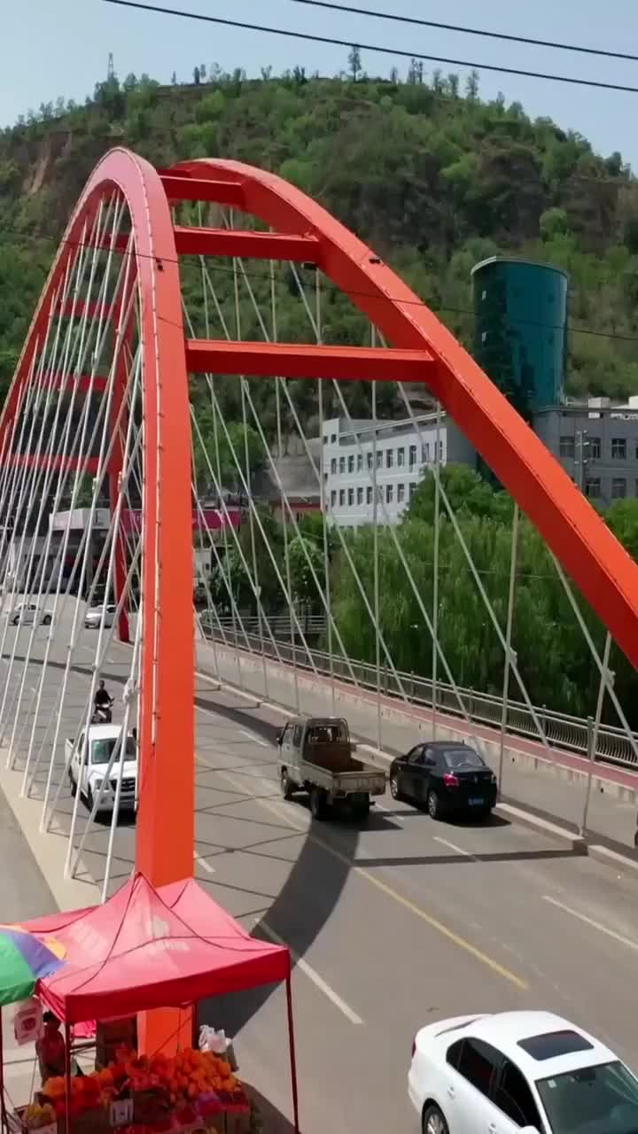 雄伟壮观的都市彩虹桥