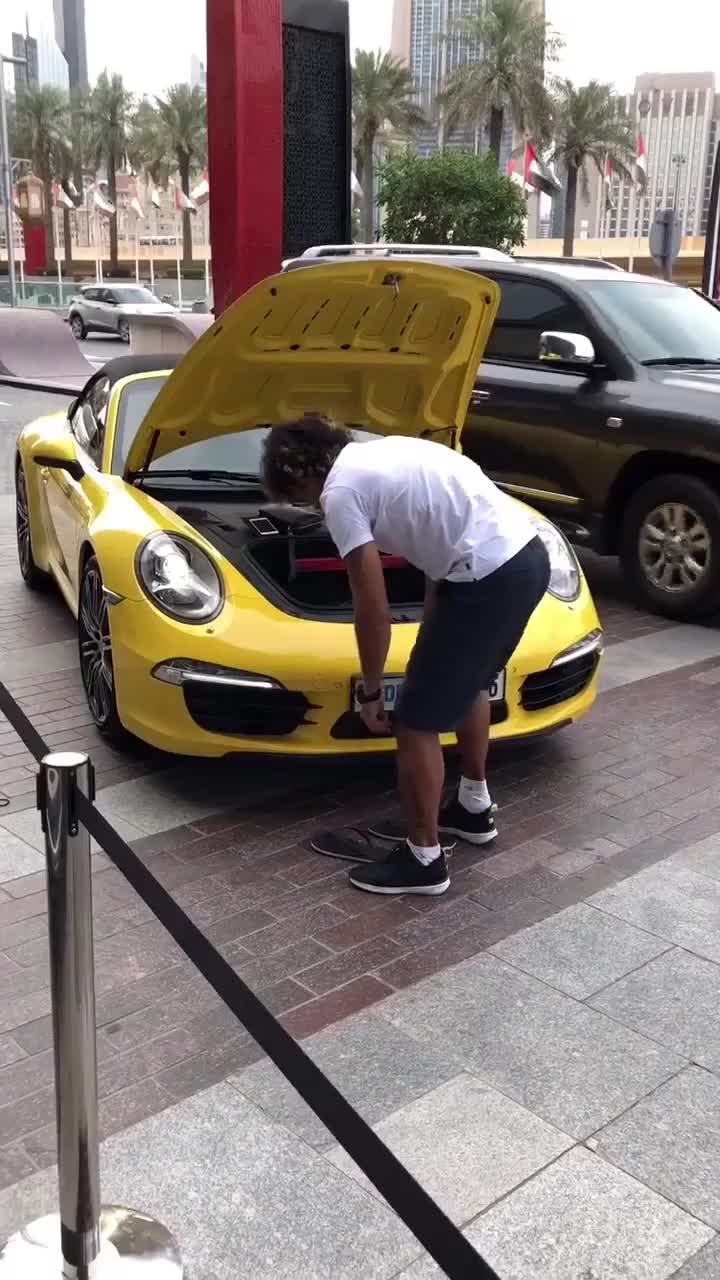 迪拜土豪标配"拖鞋加豪车",为了自己的超跑,当街换拖鞋!