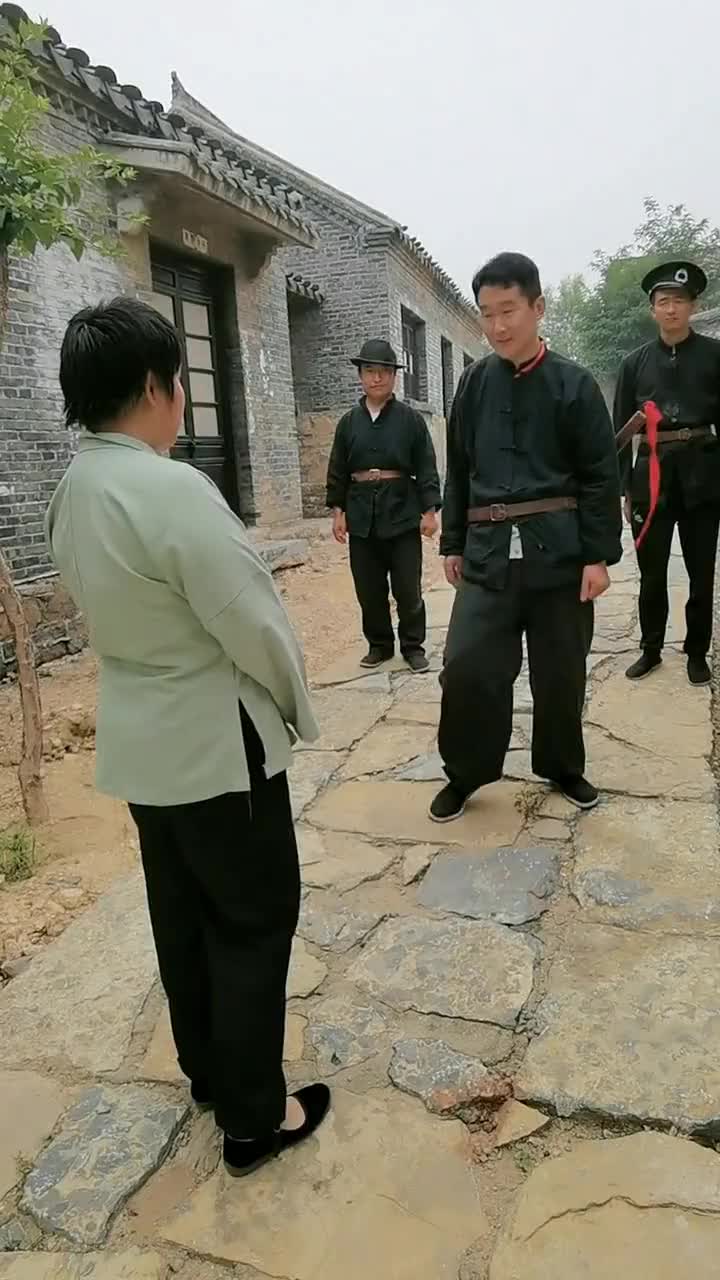 这是谁挑的群众演员,找个瘦一点的不行吗?