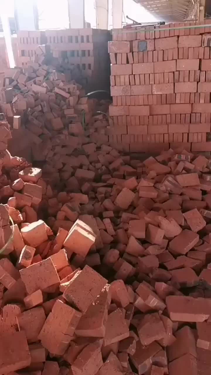 看到一地的碎砖就知道砖厂老板赔了多少真是请错人了