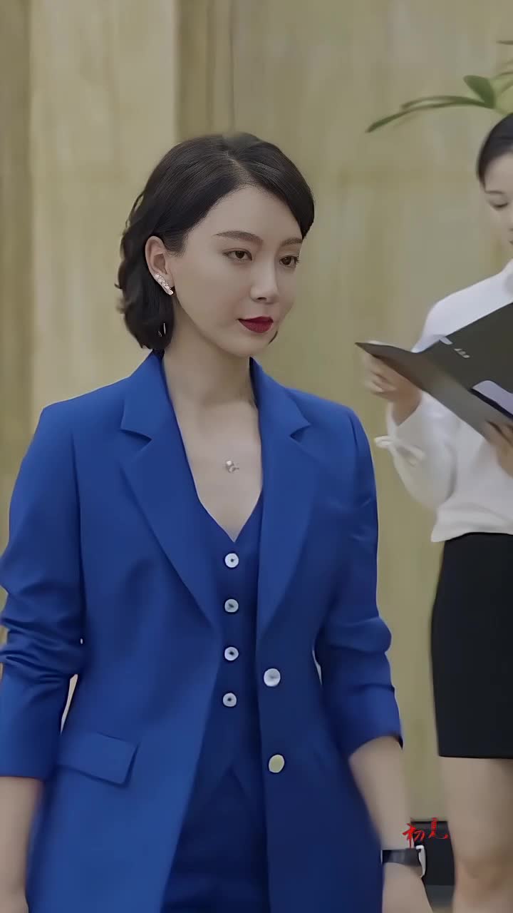 陈数稳殷桃飒袁泉冷，各有风格，演绎女总裁出场方式