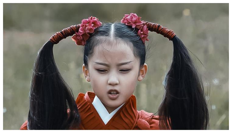 9岁的张婉儿,扮演了"天山童姥"这个角色,穿着红色的古装还扎着两个