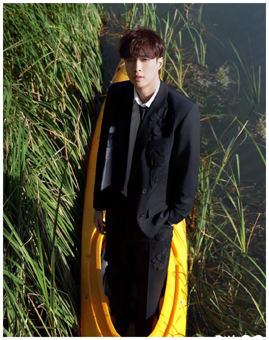 张艺兴再登智族gq演绎六月刊正式封面