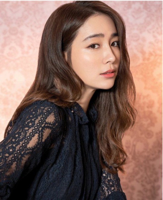 李秉宪妻子李珉廷宣传照 气质清丽笑容甜