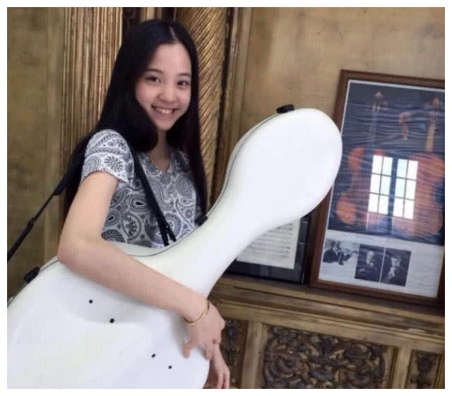 欧阳娜娜坦言自己以前又土又胖,看了她上学时的照片,网友:我信