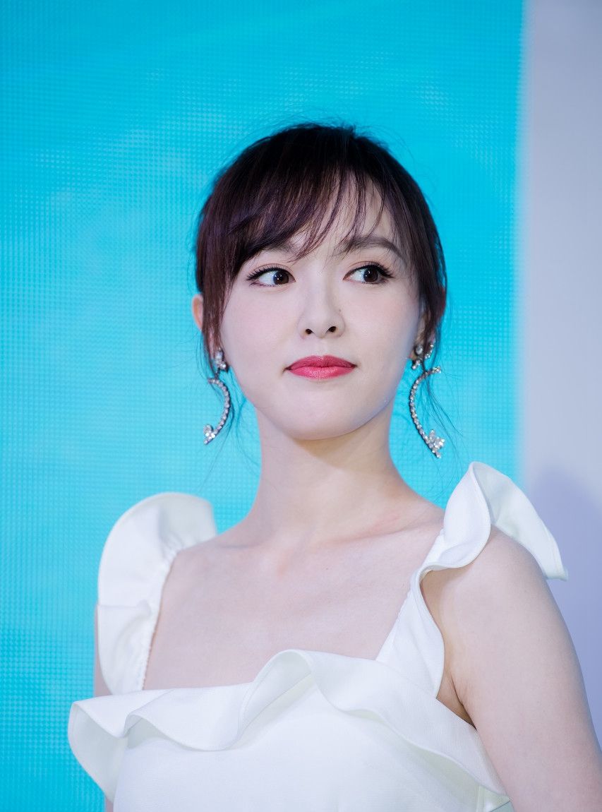 明星美照,图一女神唐嫣,惊艳了时光的美!