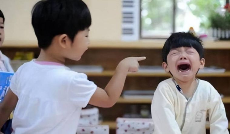 小女孩的衣服被车门夹住,张嘴就喊:渣男,你女儿被夹住了休闲区蓝鸢梦想 - Www.slyday.coM 小女孩的衣服被车门夹住,张嘴就喊:渣男,你女儿被夹住了休闲区蓝鸢梦想 - Www.slyday.coM