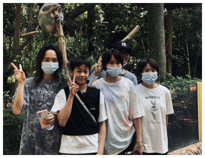 全红婵实现游乐园梦！喝冷饮+骑摩托，坐过山车也不怕，玩得尽兴休闲区蓝鸢梦想 - Www.slyday.coM