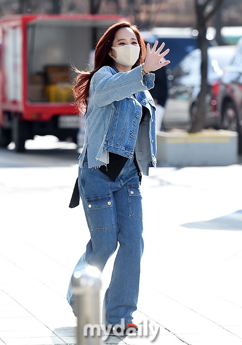 韩女星柳真出演sbs电台节目 穿牛仔装过春天