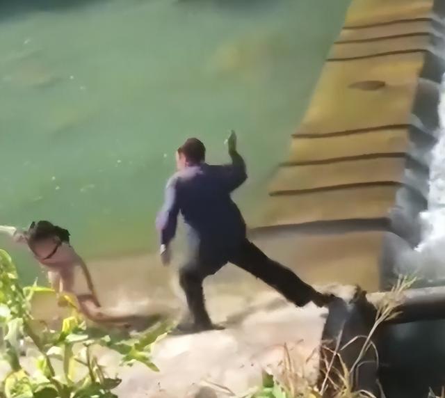 打你是为了救命!湖南小女孩被家长拿藤条狂抽,这次家长没被骂家暴休闲区蓝鸢梦想 - Www.slyday.coM