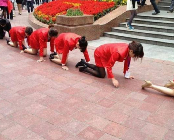 20名美女街头跪着爬行,膝盖都磨出了血,原来她们"得罪"了领导