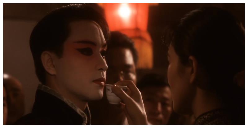 《霸王别姬》蝶衣与袁四爷对戏时,为何哭了?