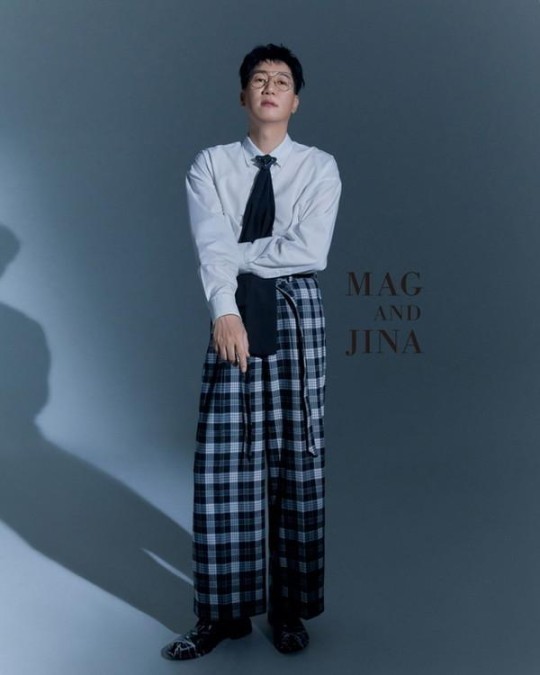 韩国艺人池石镇最新写真 多个造型显年轻