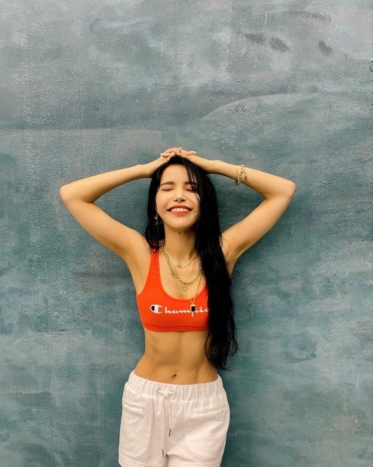 韩国女团mamamoo成员颂乐sns发照秀健美身材