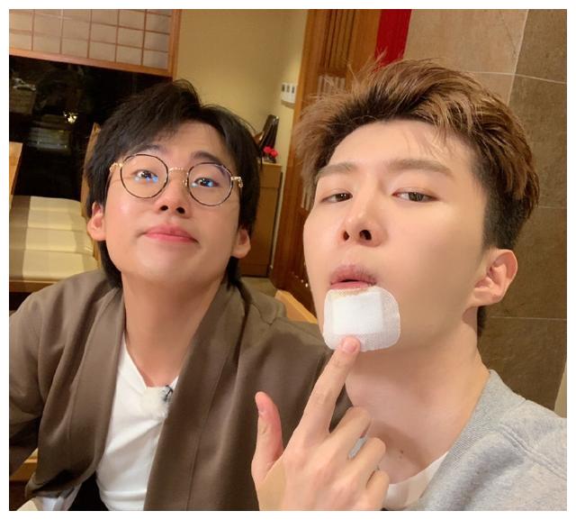 郭麒麟为范丞丞做生日蛋糕,写着"不能失联",这兄弟情好羡慕