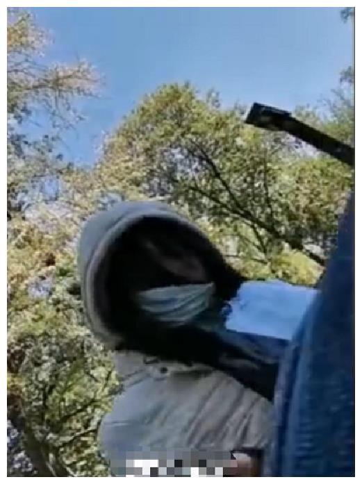 塞尔威亚失联女子与父亲相见，披头散发衣衫褴褛，下肢抖动频繁！休闲区蓝鸢梦想 - Www.slyday.coM