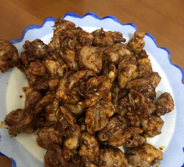 青岛居民区楼下的家常小菜馆，最贵的菜30几块钱，盘大量足味道好