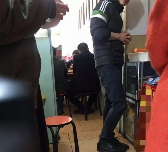 青岛居民区楼下的家常小菜馆，最贵的菜30几块钱，盘大量足味道好