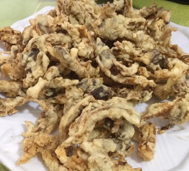 青岛居民区楼下的家常小菜馆，最贵的菜30几块钱，盘大量足味道好