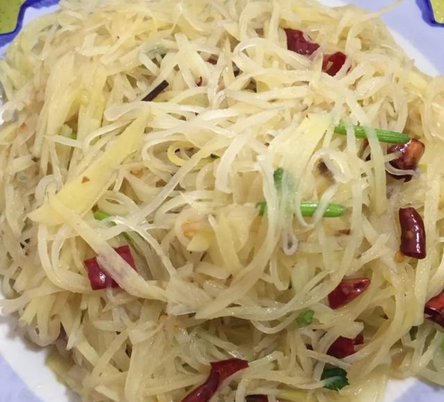 青岛居民区楼下的家常小菜馆，最贵的菜30几块钱，盘大量足味道好