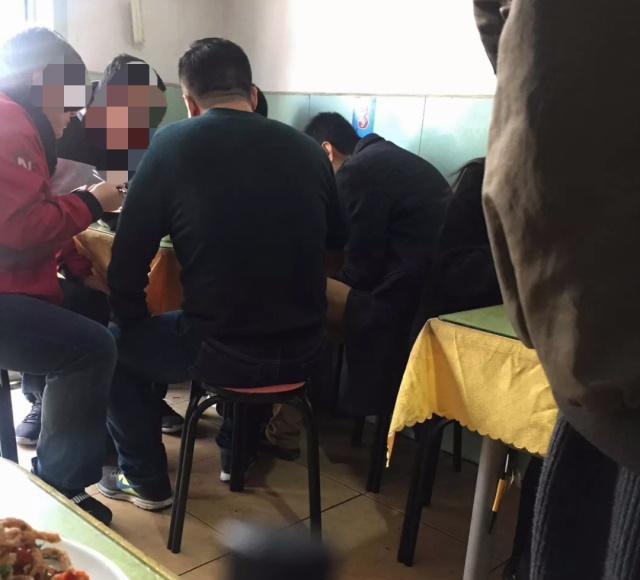 青岛居民区楼下的家常小菜馆，最贵的菜30几块钱，盘大量足味道好