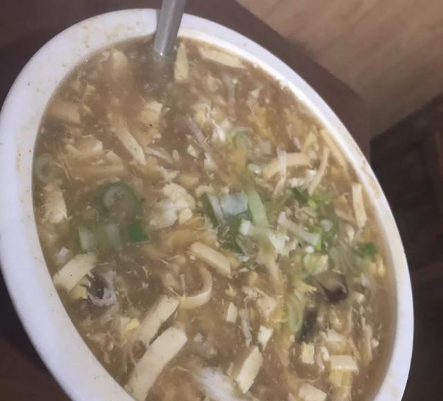 青岛居民区楼下的家常小菜馆，最贵的菜30几块钱，盘大量足味道好