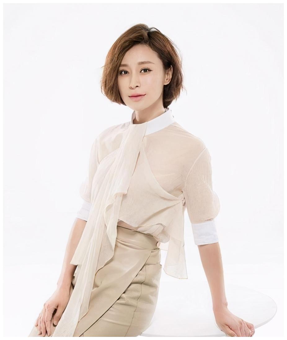 台上她是背十几万包的贵妇,台下却嫁给穷小子,结婚戴20元戒指