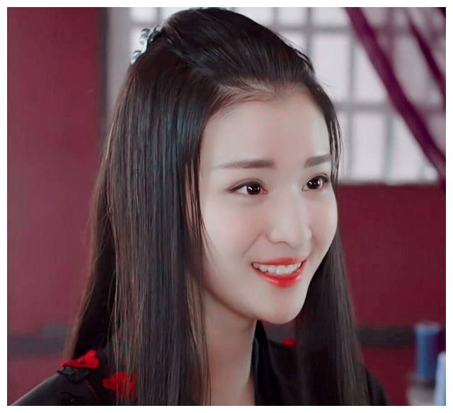 一袭白衣,长发飘飘,柳眉,腰若素,唇如蜜,才华卓绝的柳惜音倾倒了多少