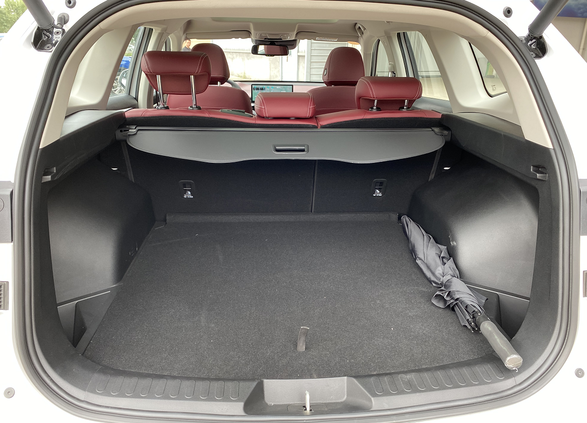 最重要的是,第三代哈弗h6终于用上了电动后备箱,豪华感加分不少.